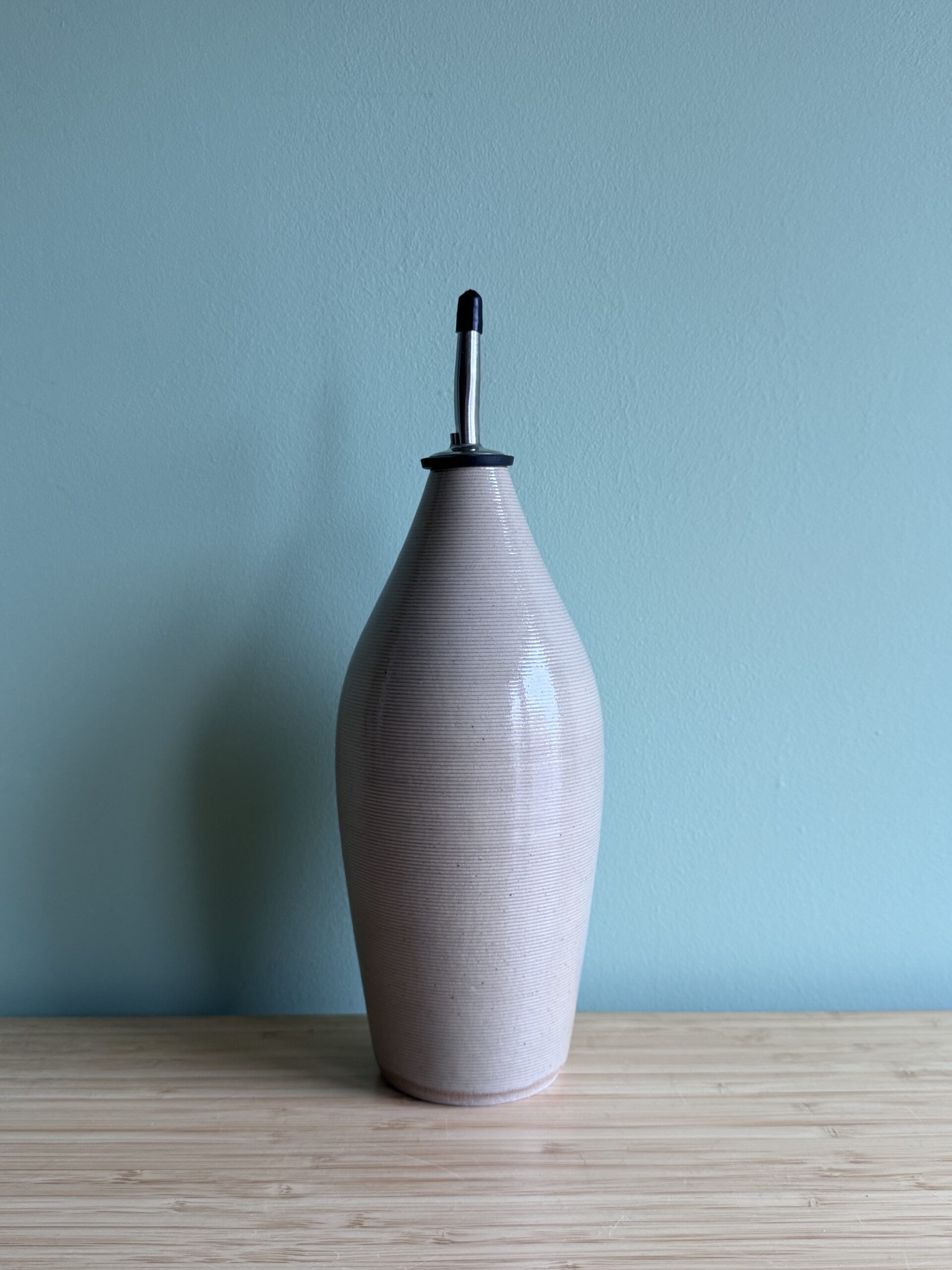 Olijfoliefles geprint in keramiek, in samenwerking met Anmade